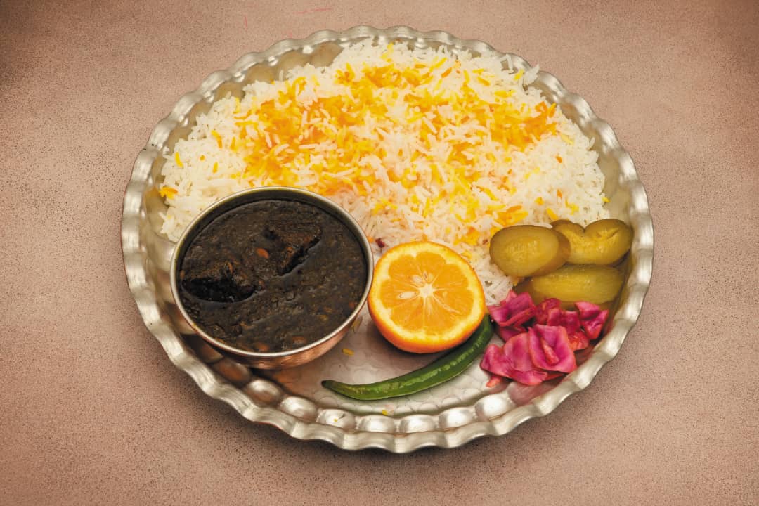 چلو خورشت قورمه سبزی مخصوص دِلوین