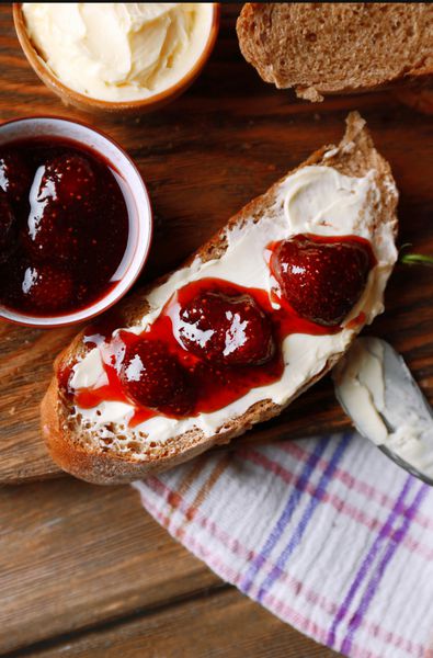 نان تست با کره و مربا