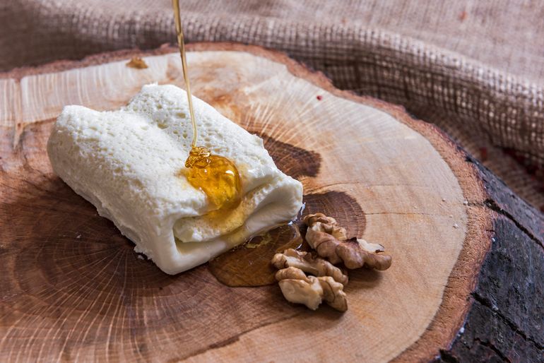 سرشیر گاومیش با عسل 